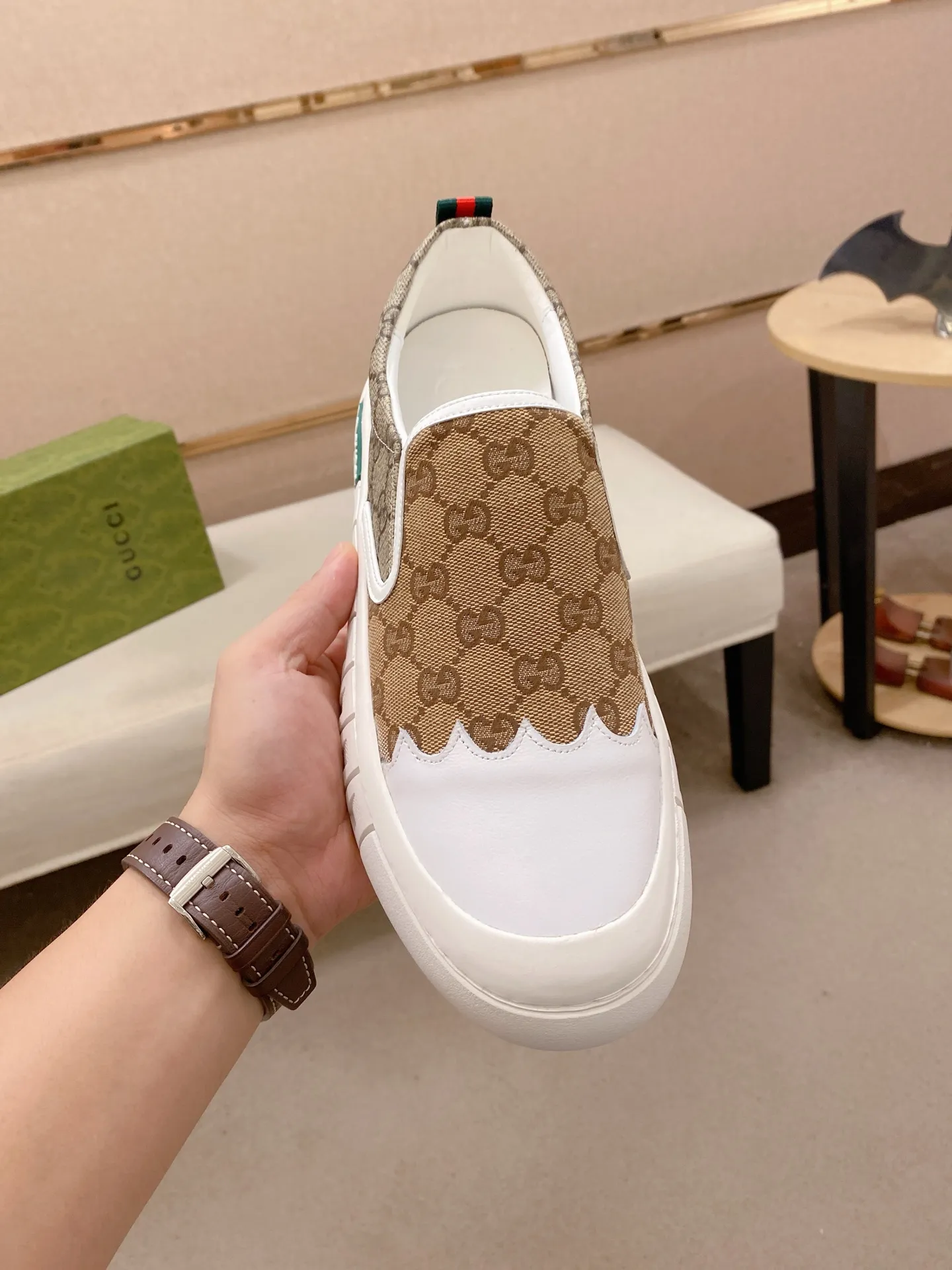 Factory price: 400💰 (GUCCI) The latest model from the official website 🎁🎁Casual and fashionable men's shoes👟, hot style💥The version is simple and elegant, exclusive for trendy men. Unique latest brand elements from the official website👑Original decoration, fashionable and generous, the fabric is original cowhide ✅Sheepskin lining, the official website specifies wear-resistant casual outsole, the classic model is taken in kind at the counter🎬38-44 (45 is not returned or exchanged when customized)